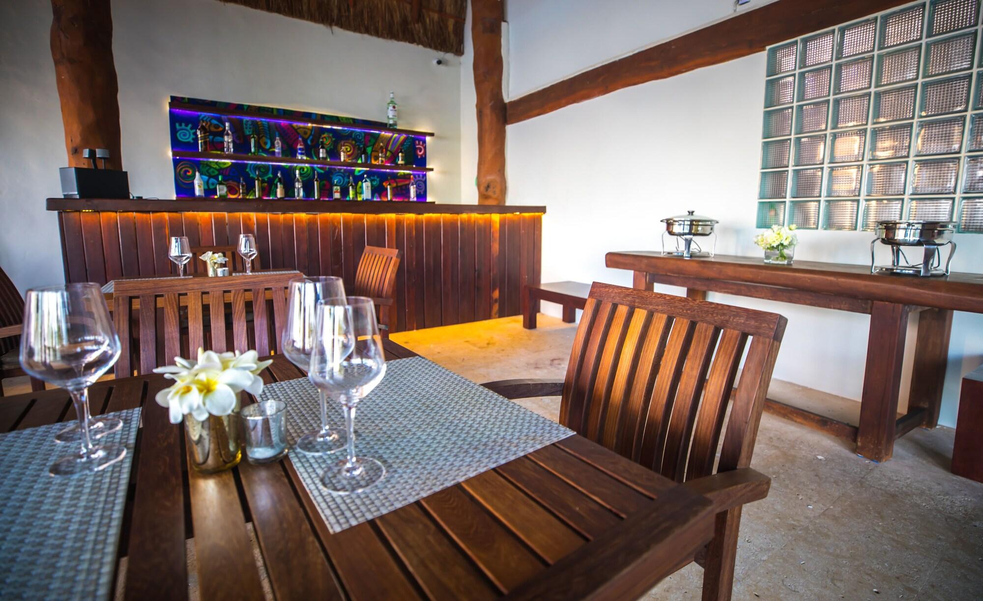 Casa Del Puerto By Mij - Beachfront Hotel